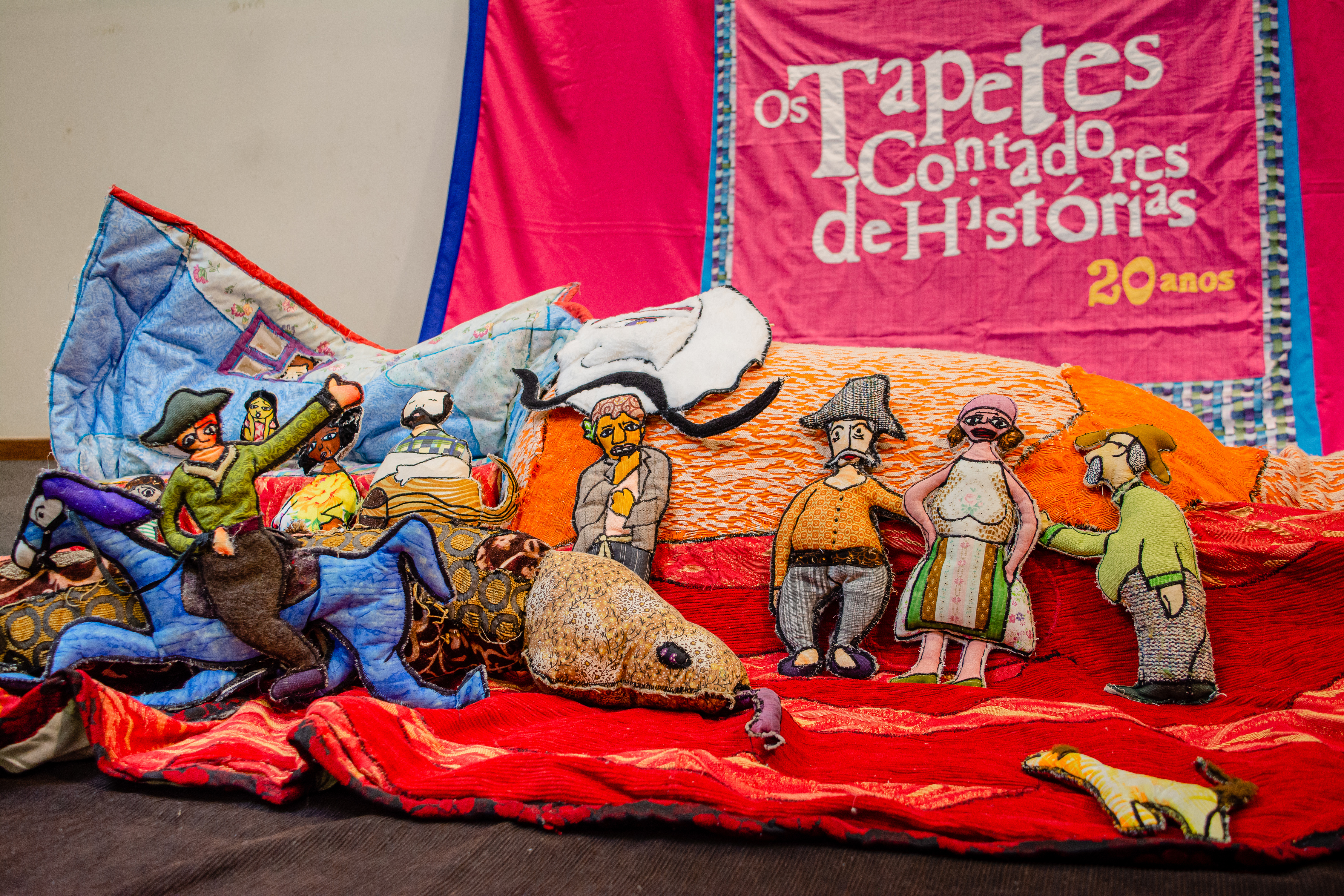 Os Tapetes Contadores de Histórias celebram 24 anos em mostra gratuita no teatro da CAIXA