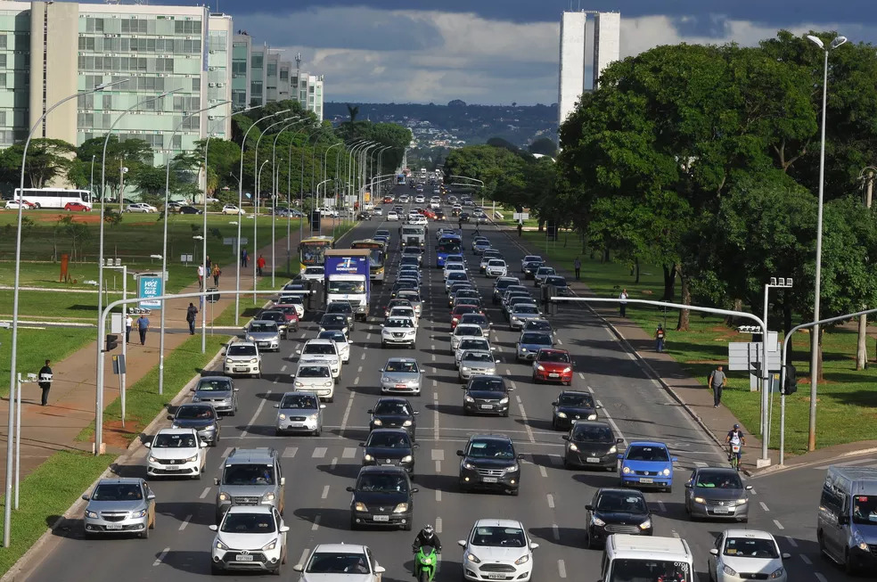 Excesso de velocidade faz 4 mil motoristas serem multados por dia no Distrito Federal