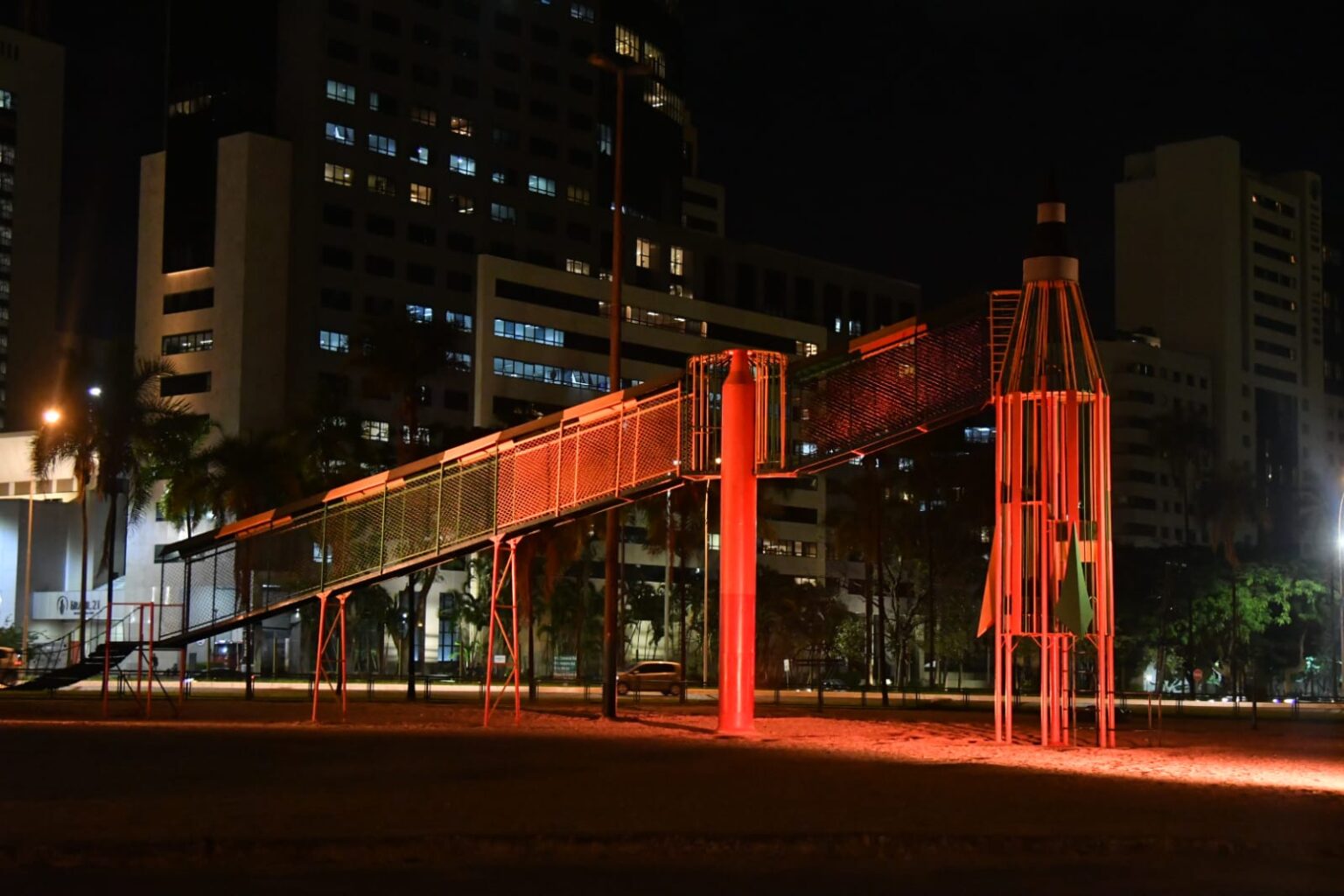 Foguetinho do Parque Ana Lídia iluminado para o Maio Laranja