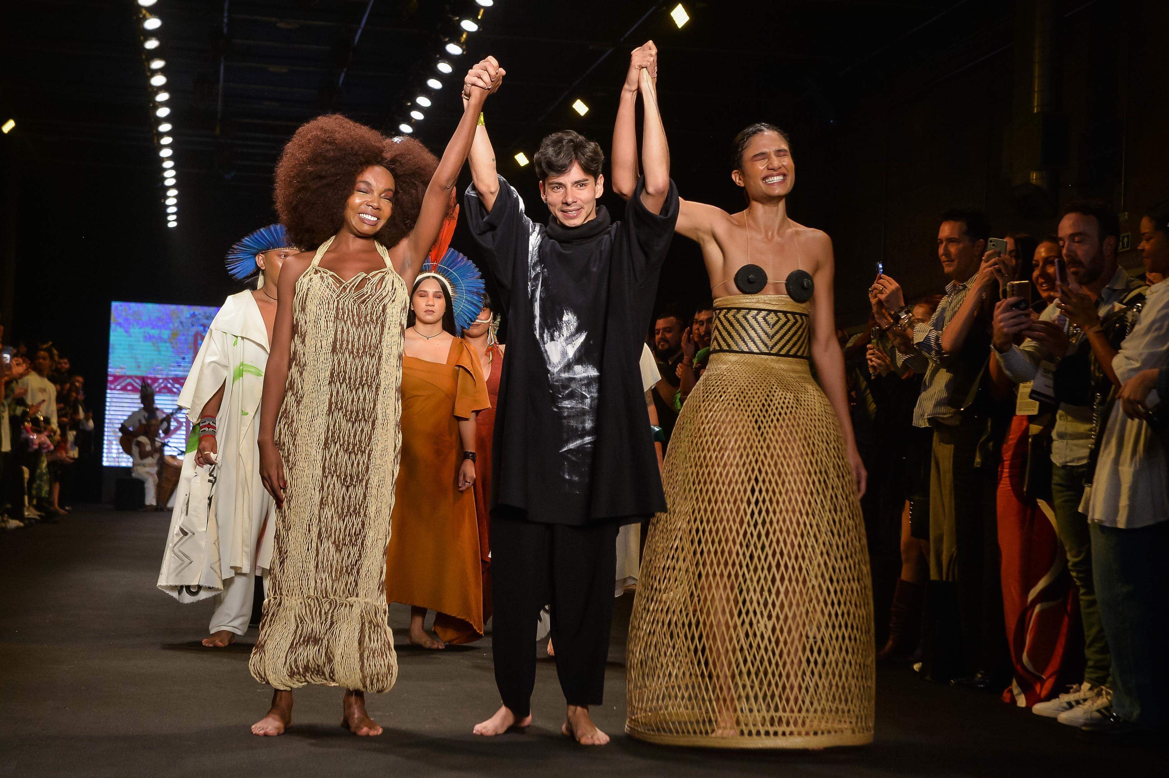 Desfile de estilista indígena marca o pré-lançamento do 16º Salão do Artesanato